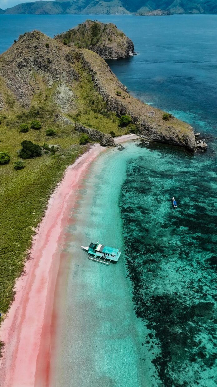 Pink Beach Labuan Bajo Komodo Pink Beach Labuan Bajo Komodo - hamparan pasir merah muda dengan air laut jernih kebiruan