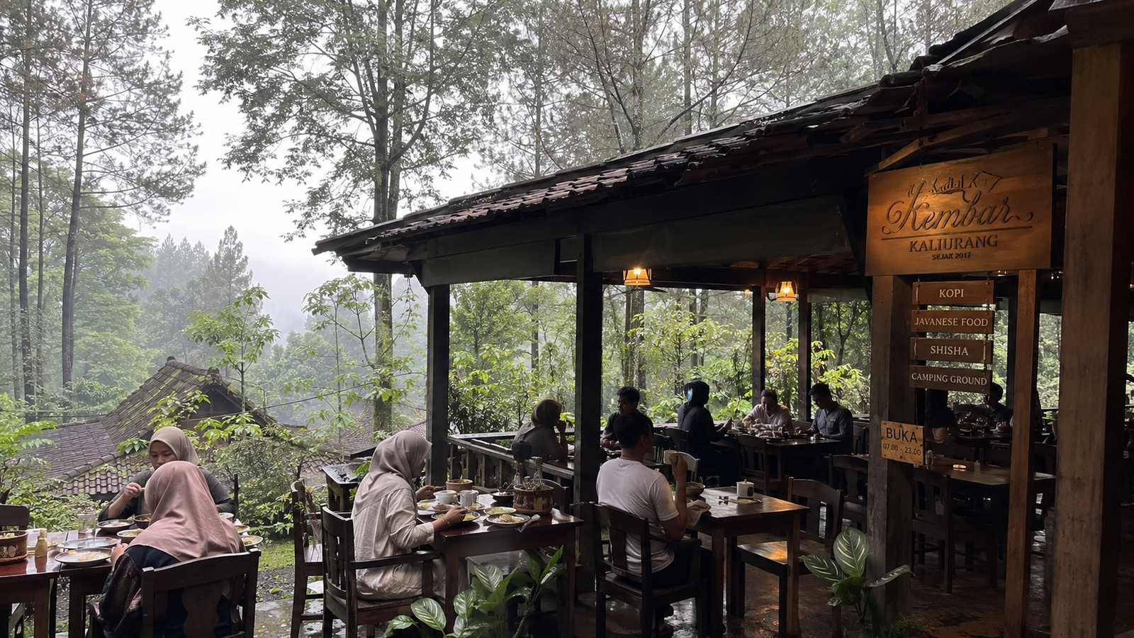 Pengunjung menikmati sarapan di Warung Kopi Klotok dengan latar Gunung Merapi