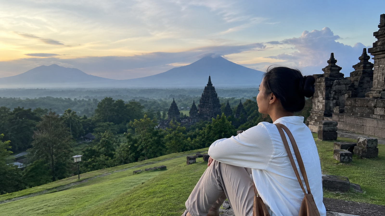 Solo traveling Jogja untuk perempuan di kafe estetik Prawirotaman dengan dekorasi hijau dan pencahayaan hangat