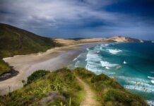 Pantai Gunung Payung: Surga Tersembunyi di Selatan Bali yang Wajib Dikunjungi Pantai Gunung Payung Bali dengan tebing hijau dan laut biru