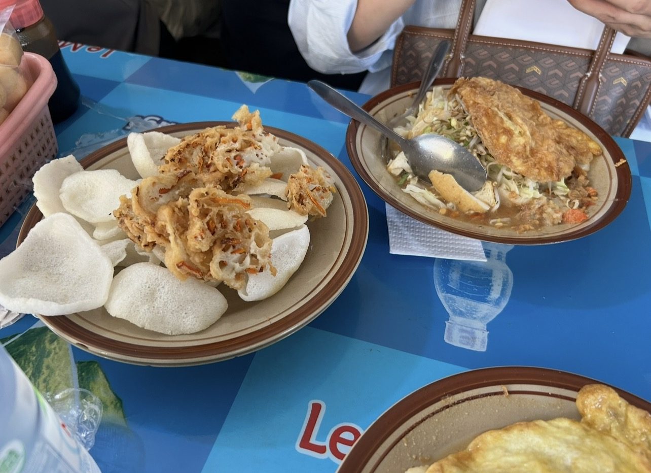 Detail isian kupat tahu Pak Pangat — kubis goreng, tauge, dan bumbu