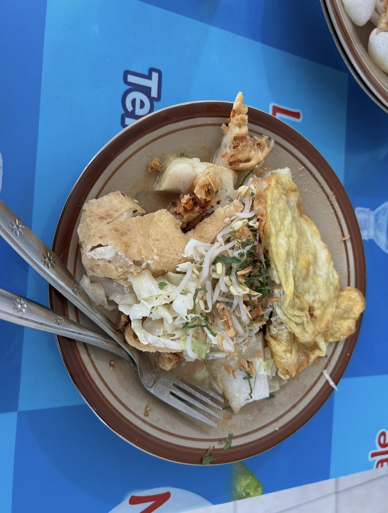 Suasana atau sajian Kupat Tahu Pak Pangat di Magelang