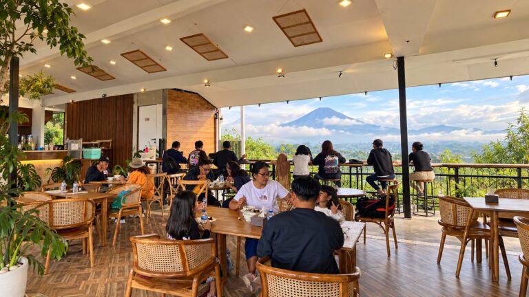 Istirahat Tenang Liburan Akhir Tahun dekat Borobudur: Suasana Makan Keluarga