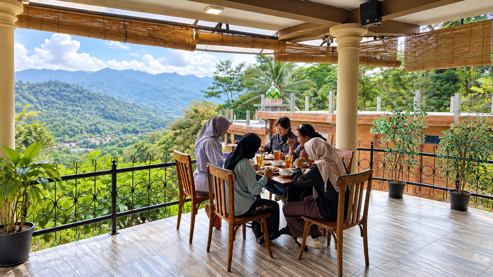 Keluarga makan bersama di teras Kedai Bukit Rhema dekat Borobudur
