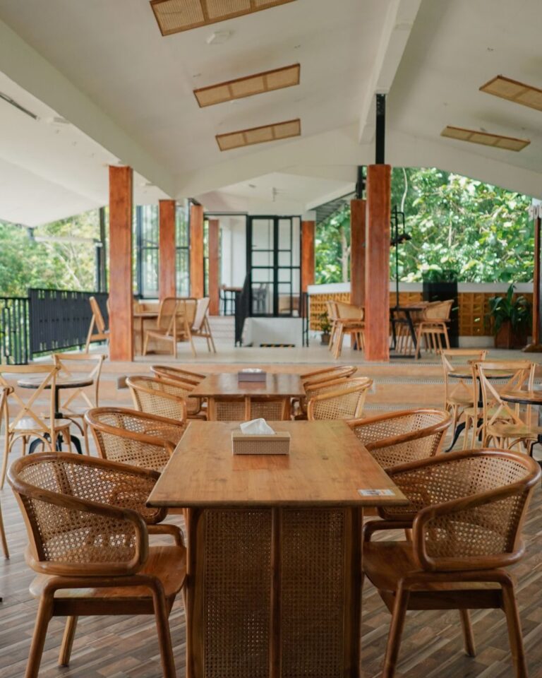 Tempat Makan Keluarga yang Tenang dengan View Bukit di Magelang untuk Liburan Akhir Tahun
